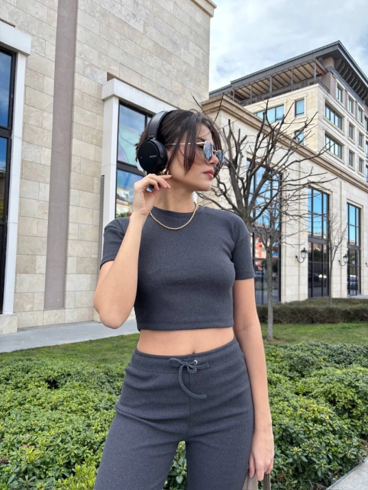 Bol paça pantolonlu alt üst takım Bol paça pantolonlu alt üst takım