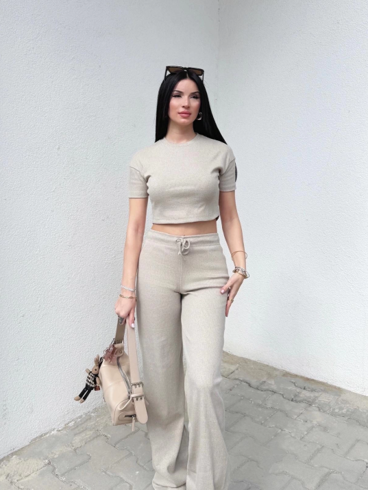 Bol paça pantolonlu alt üst takım Bol paça pantolonlu alt üst takım