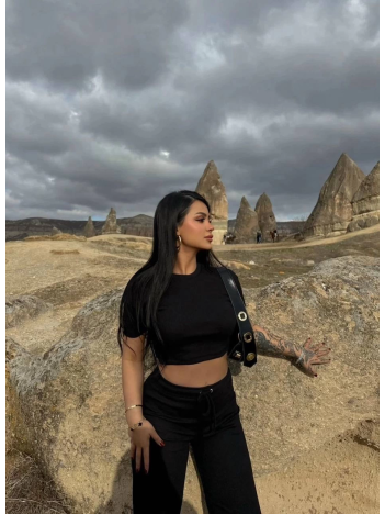 Bol paça pantolonlu alt üst takım Bol paça pantolonlu alt üst takım