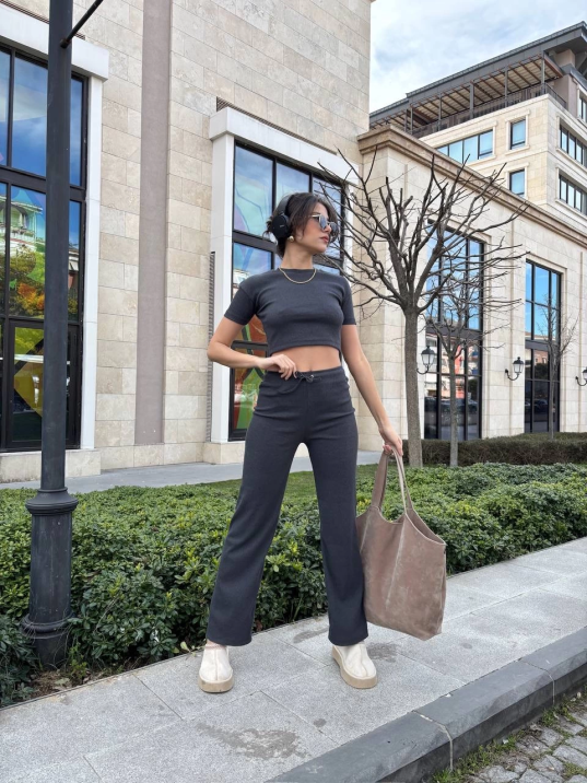 Bol paça pantolonlu alt üst takım Bol paça pantolonlu alt üst takım