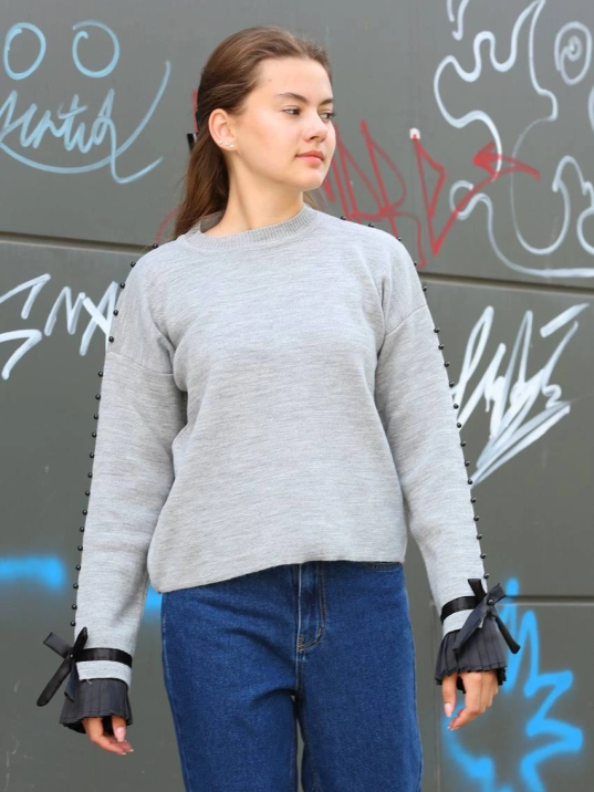 Boncuklu bile detaylı kazak gri Boncuklu bile detaylı kazak gri