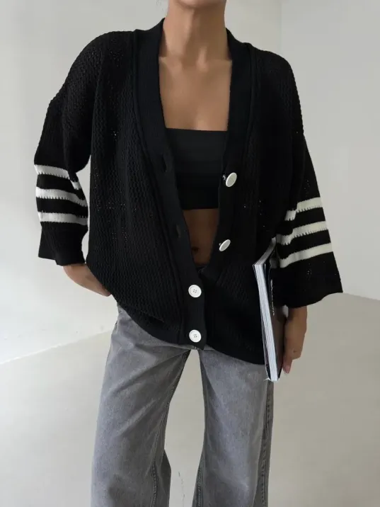 Büyük Düğmeli Salaş Triko Hırka Siyahbeyaz Büyük Düğmeli Salaş Triko Hırka Siyahbeyaz