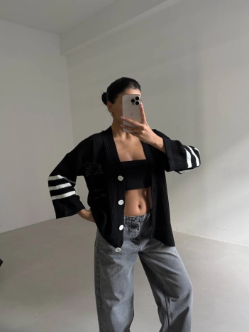 Büyük düğmeli salaş triko hırka siyahbeyaz Büyük düğmeli salaş triko hırka siyahbeyaz