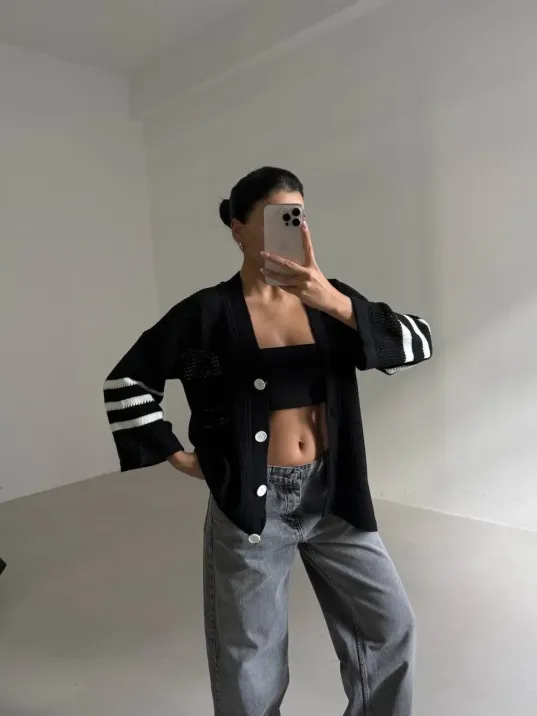 Büyük Düğmeli Salaş Triko Hırka Siyahbeyaz