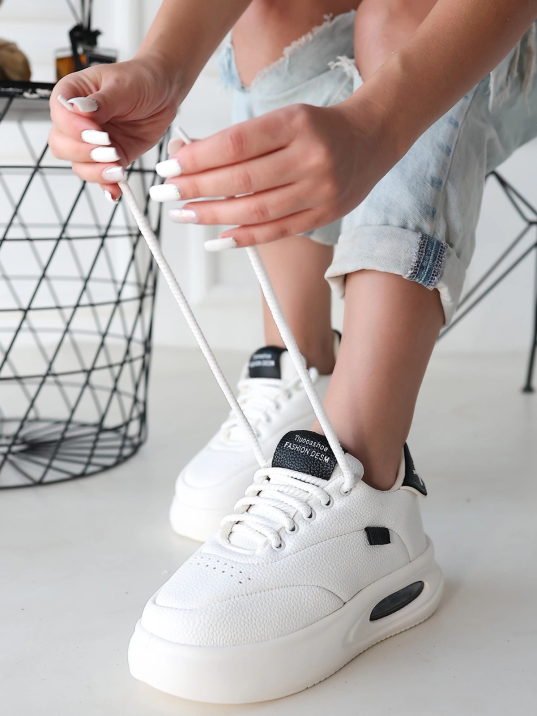 Chris Beyaz Cilt Siyah Detaylı Bağcıklı Spor Ayakkabı Chris Beyaz Cilt Siyah Detaylı Bağcıklı Spor Ayakkabı