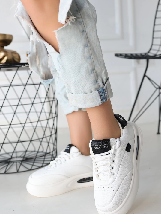 Chris Beyaz Cilt Siyah Detaylı Bağcıklı Spor Ayakkabı Chris Beyaz Cilt Siyah Detaylı Bağcıklı Spor Ayakkabı