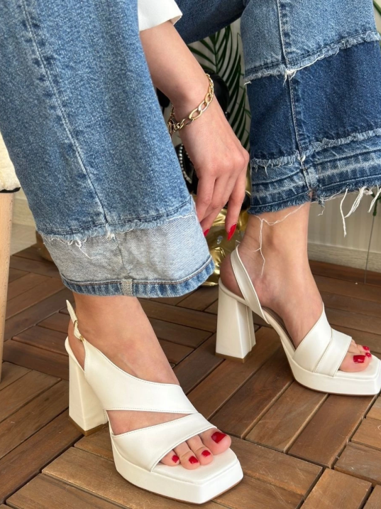 Cica Beyaz Cilt Topuklu Ayakkabı Cica Beyaz Cilt Topuklu Ayakkabı