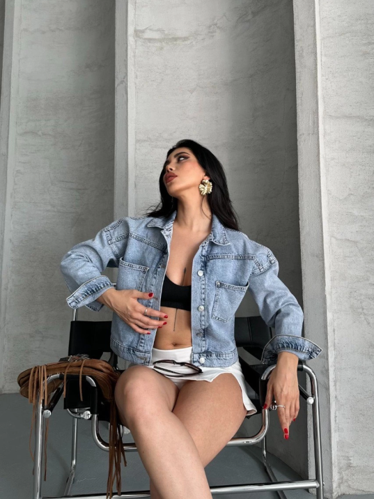 Çift cepli kol katlamalı kar yıkama crop kot ceket mavi d2000 Çift cepli kol katlamalı kar yıkama crop kot ceket mavi d2000