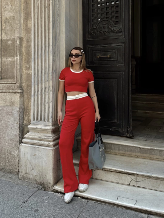 Crop pantolon biyeli takım kırmızı Crop pantolon biyeli takım kırmızı