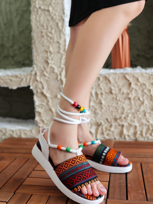 Diran Beyaz Kilim Desenli Bilekten Bağlamalı Sandalet Diran Beyaz Kilim Desenli Bilekten Bağlamalı Sandalet