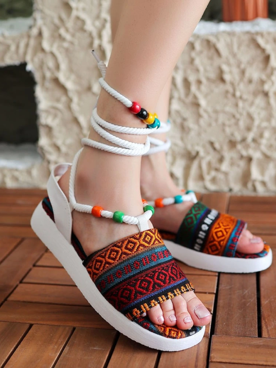 Diran Beyaz Kilim Desenli Bilekten Bağlamalı Sandalet Diran Beyaz Kilim Desenli Bilekten Bağlamalı Sandalet