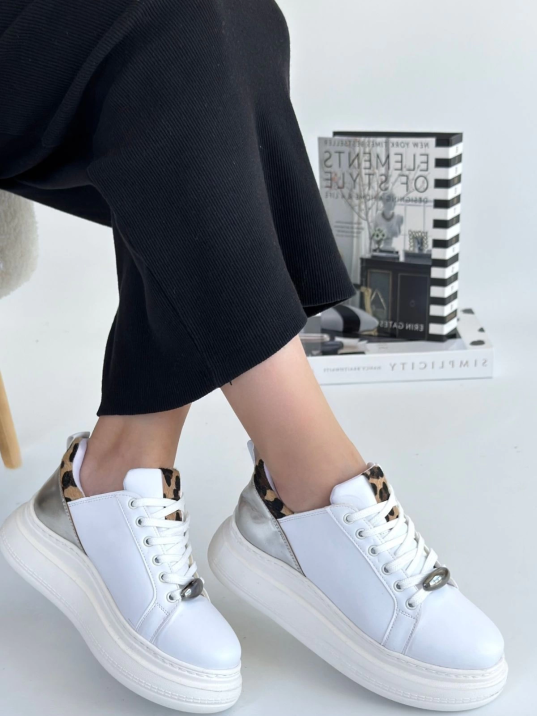 Gasta Beyaz Cilt Gümüş Detaylı Bağcıklı Spor Ayakkabı Gasta Beyaz Cilt Gümüş Detaylı Bağcıklı Spor Ayakkabı