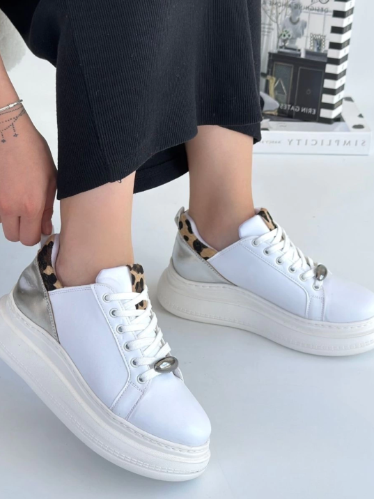 Gasta Beyaz Cilt Gümüş Detaylı Bağcıklı Spor Ayakkabı Gasta Beyaz Cilt Gümüş Detaylı Bağcıklı Spor Ayakkabı