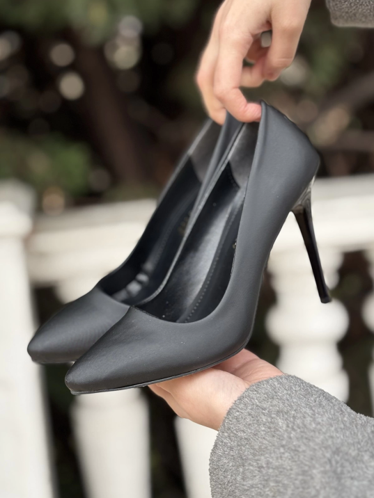 Hillar Siyah Saten Stiletto Ayakkabı Hillar Siyah Saten Stiletto Ayakkabı