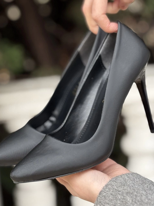 Hillar Siyah Saten Stiletto Ayakkabı Hillar Siyah Saten Stiletto Ayakkabı
