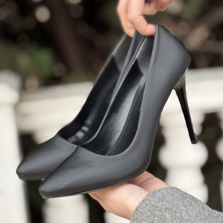 Hillar Siyah Saten Stiletto Ayakkabı Hillar Siyah Saten Stiletto Ayakkabı