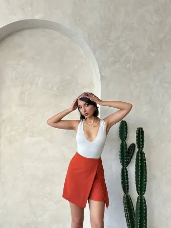 İki Düğmeli Kapaklı Şort Etek Kremit S24046