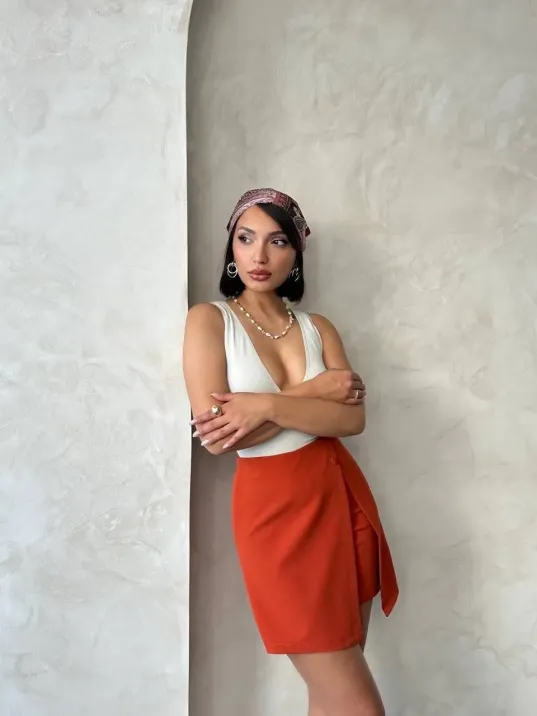 İki Düğmeli Kapaklı Şort Etek Kremit S24046 İki Düğmeli Kapaklı Şort Etek Kremit S24046