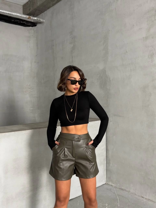 İki düğmeli pileli şort İki düğmeli pileli şort