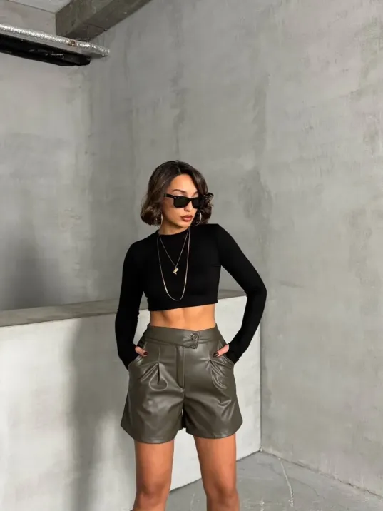 İki Düğmeli Pileli Şort