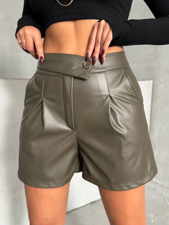 İki düğmeli pileli şort İki düğmeli pileli şort