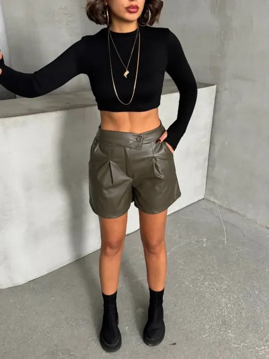 İki Düğmeli Pileli Şort