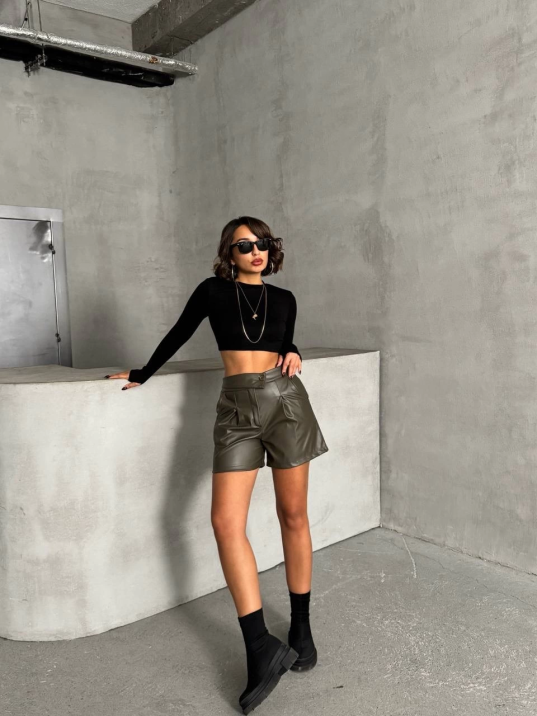 İki düğmeli pileli şort İki düğmeli pileli şort