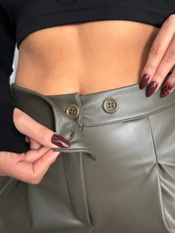 İki Düğmeli Pileli Şort