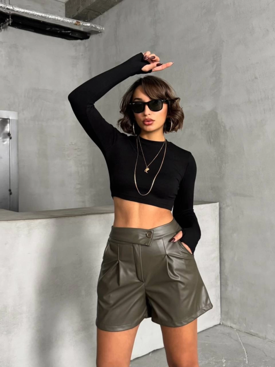 İki düğmeli pileli şort İki düğmeli pileli şort