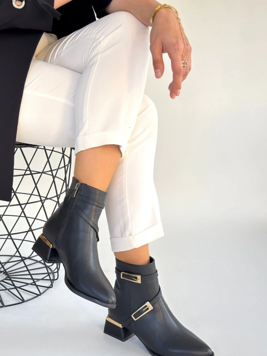 İnay Siyah Cilt Topuklu Bot