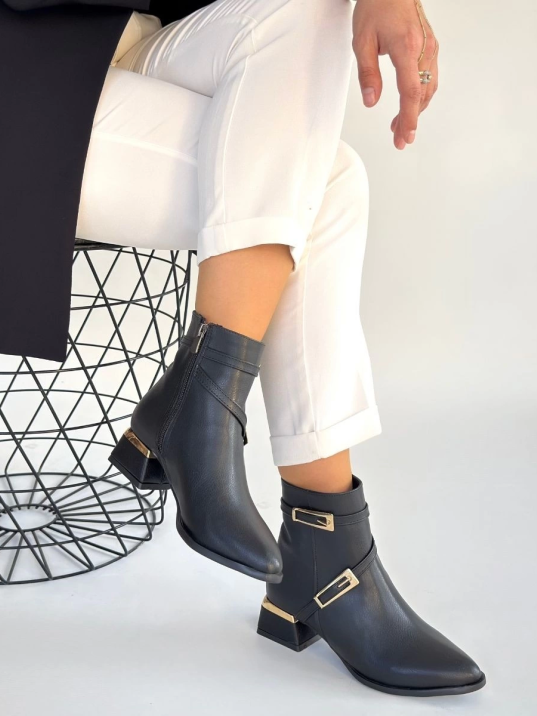 İnay Siyah Cilt Topuklu Bot