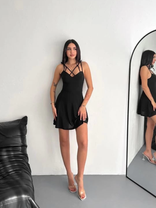 İnce çift askılı mini elbise İnce çift askılı mini elbise
