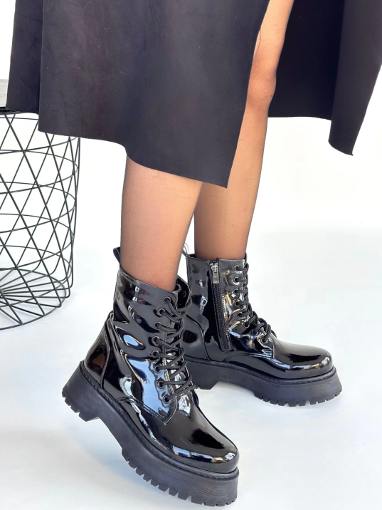 Jonni Siyah Rugan Bağcıklı Bot