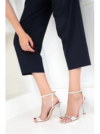 Jowin Gümüş Rugan Topuklu Bilekten Kemerli Ayakkabı