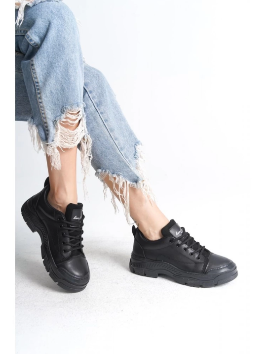 Jule Siyah Cilt Bağcıklı Spor Ayakkabı Jule Siyah Cilt Bağcıklı Spor Ayakkabı