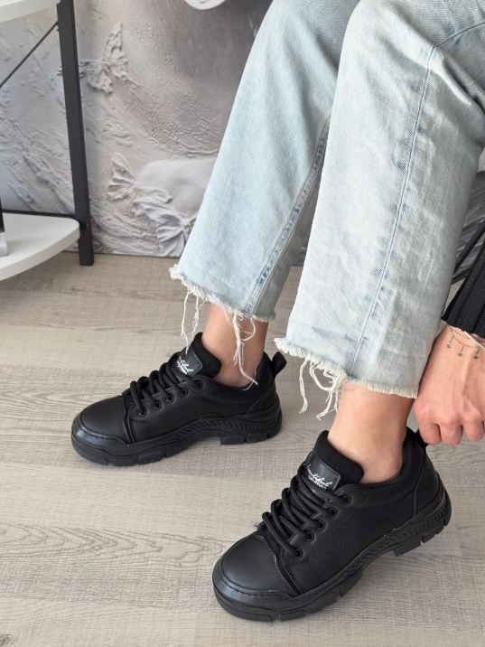 Jule Siyah Cilt Bağcıklı Spor Ayakkabı Jule Siyah Cilt Bağcıklı Spor Ayakkabı