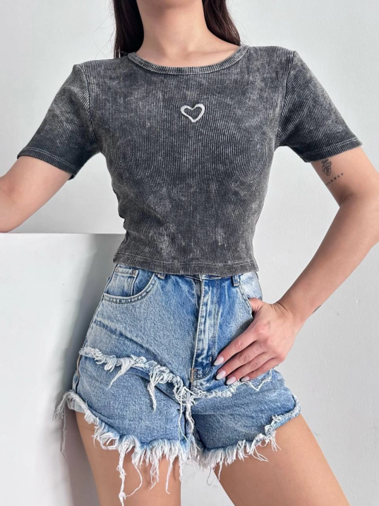 Kalp nakışlı asit yıkamalı bluz s3479 Kalp nakışlı asit yıkamalı bluz s3479