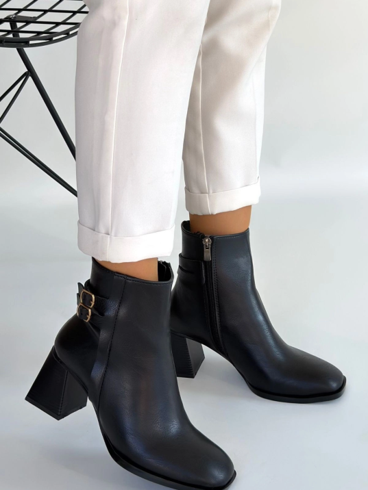 Kanda Siyah Cilt Topuklu Bot