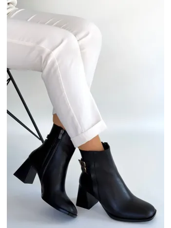 Kanda Siyah Cilt Topuklu Bot Kanda Siyah Cilt Topuklu Bot