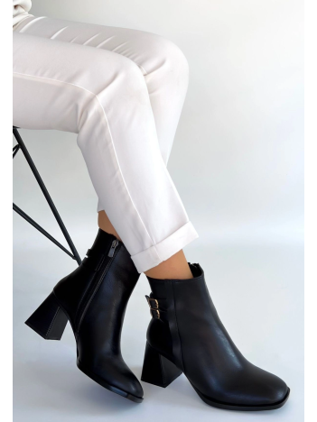 Kanda Siyah Cilt Topuklu Bot
