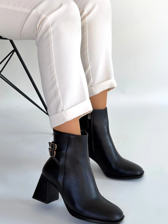 Kanda Siyah Cilt Topuklu Bot