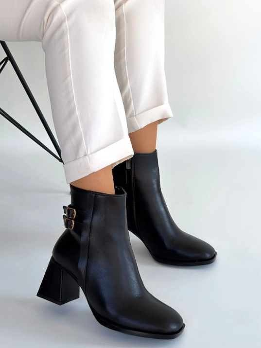 Kanda Siyah Cilt Topuklu Bot