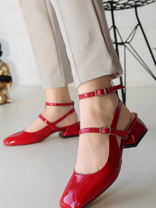 Karmi Kırmızı Rugan Topuklu Kemerli Ayakkabı Karmi Kırmızı Rugan Topuklu Kemerli Ayakkabı