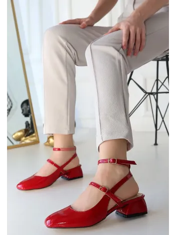 Karmi Kırmızı Rugan Topuklu Kemerli Ayakkabı Karmi Kırmızı Rugan Topuklu Kemerli Ayakkabı