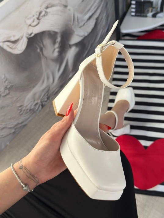 Kawer Beyaz Cilt Topuklu Ayakkabı Kawer Beyaz Cilt Topuklu Ayakkabı