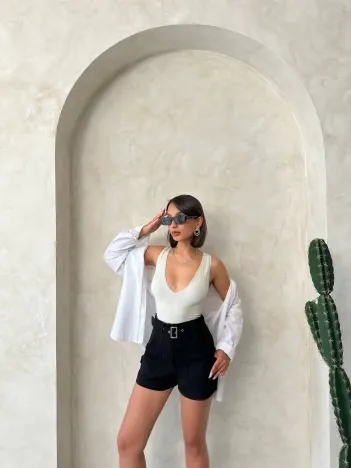 Kemer Detaylı Gabardin Şort Siyah S25289