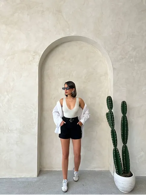 Kemer Detaylı Gabardin Şort Siyah S25289