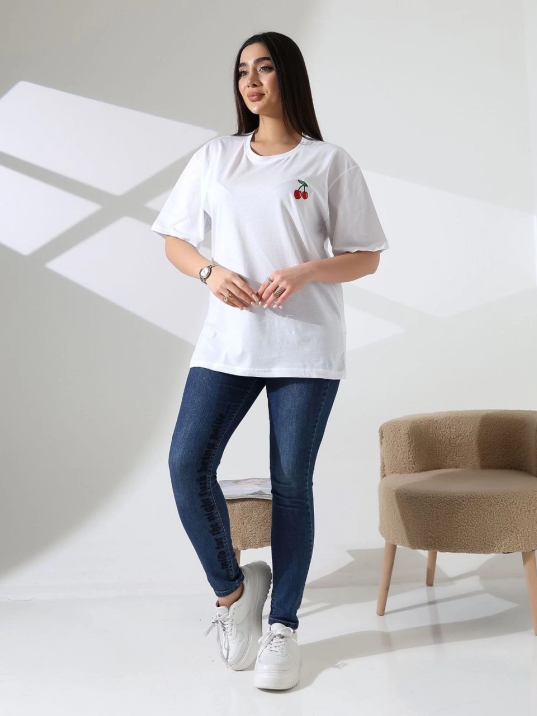 Kiraz işlemeli tişört Kiraz işlemeli tişört