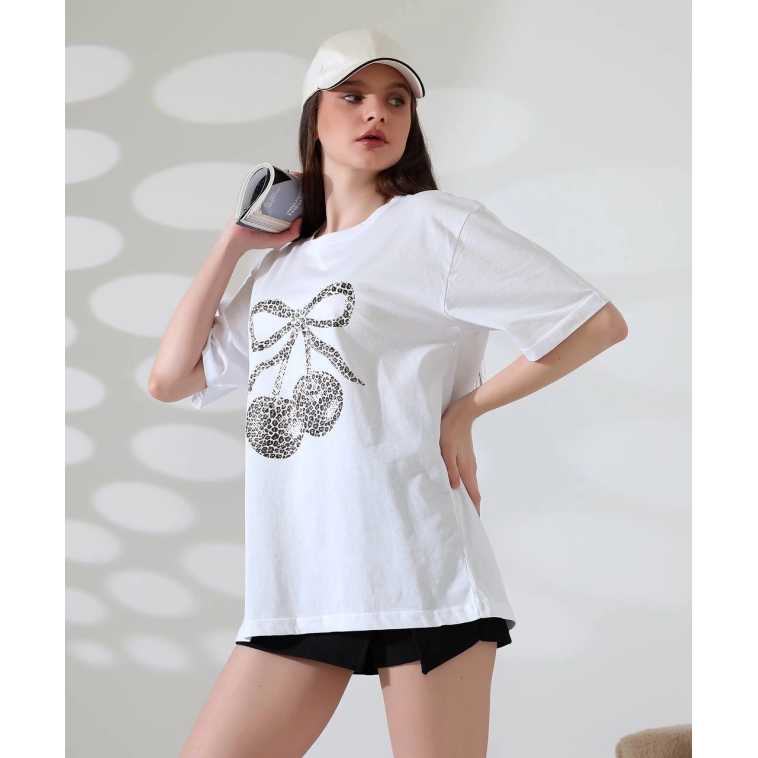 Leopar desenli kiraz baskılı tişört Leopar desenli kiraz baskılı tişört