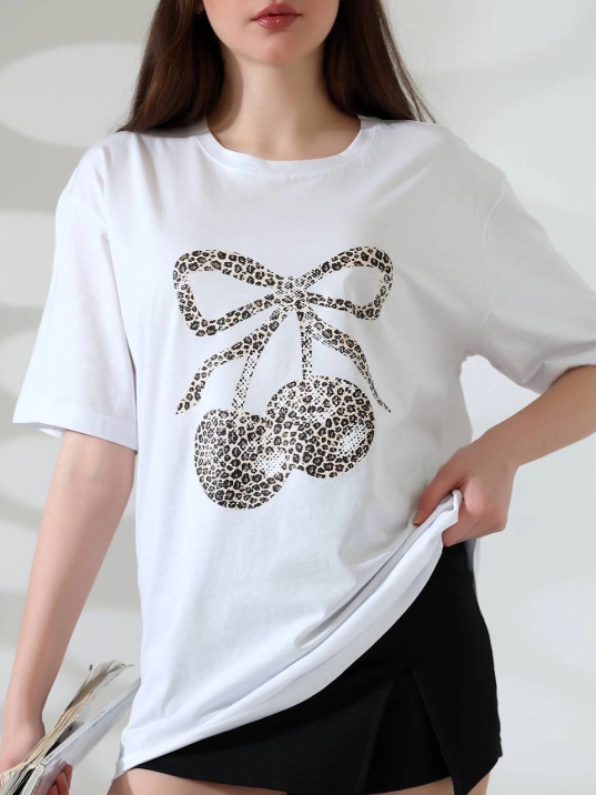 Leopar desenli kiraz baskılı tişört Leopar desenli kiraz baskılı tişört